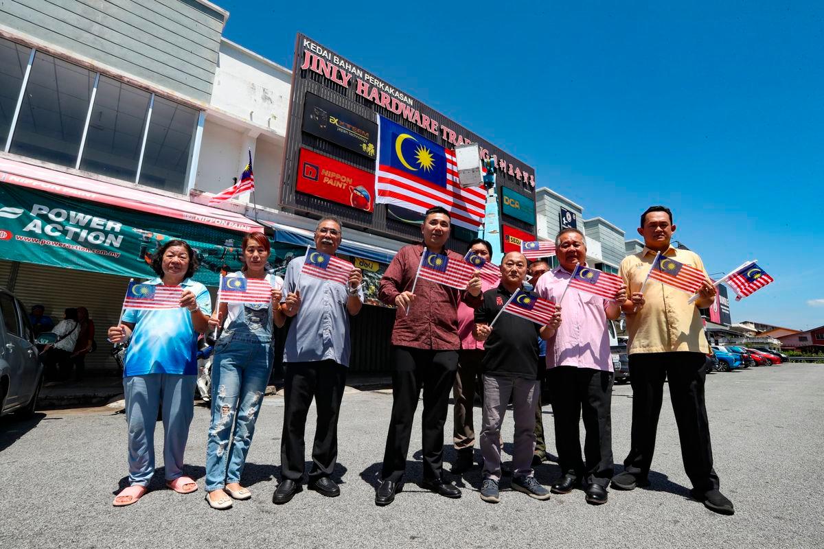 DAP installs giant Jalur Gemilang in Kepala Batas after flag error DAP installs giant Jalur Gemilang in Kepala Batas after flag error