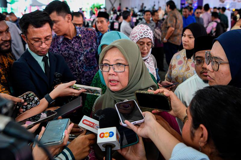 DBKL given four months to regularise unlicensed traders - Dr Zaliha
