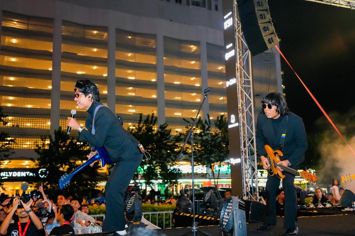 Masdo draws one of the loudest crowd reactions at the new year's eve concert. – pics by ameen hazizi