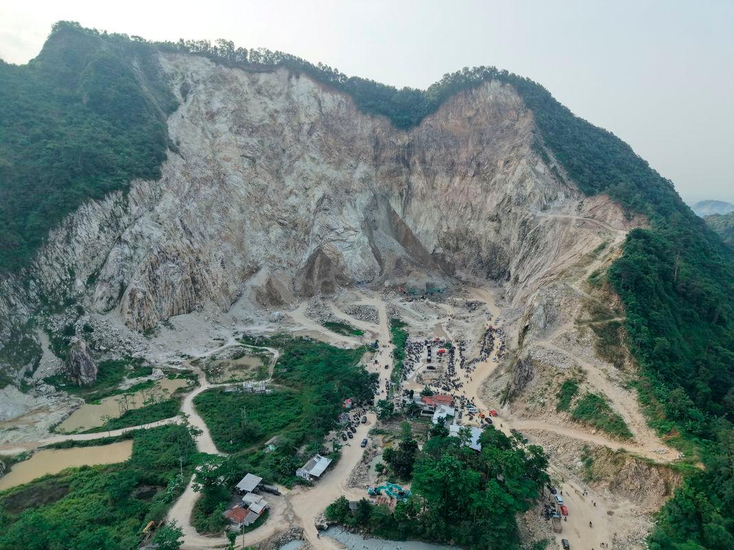 Death toll in Indonesian quarry rockfall rises to 18 Death toll in Indonesian quarry rockfall rises to 18