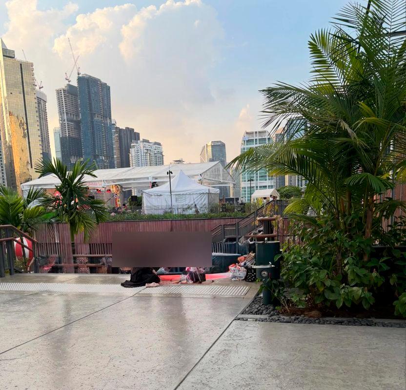“Don’t spoil places like this” - M’sian calls out family for having picnic on KL mall steps 