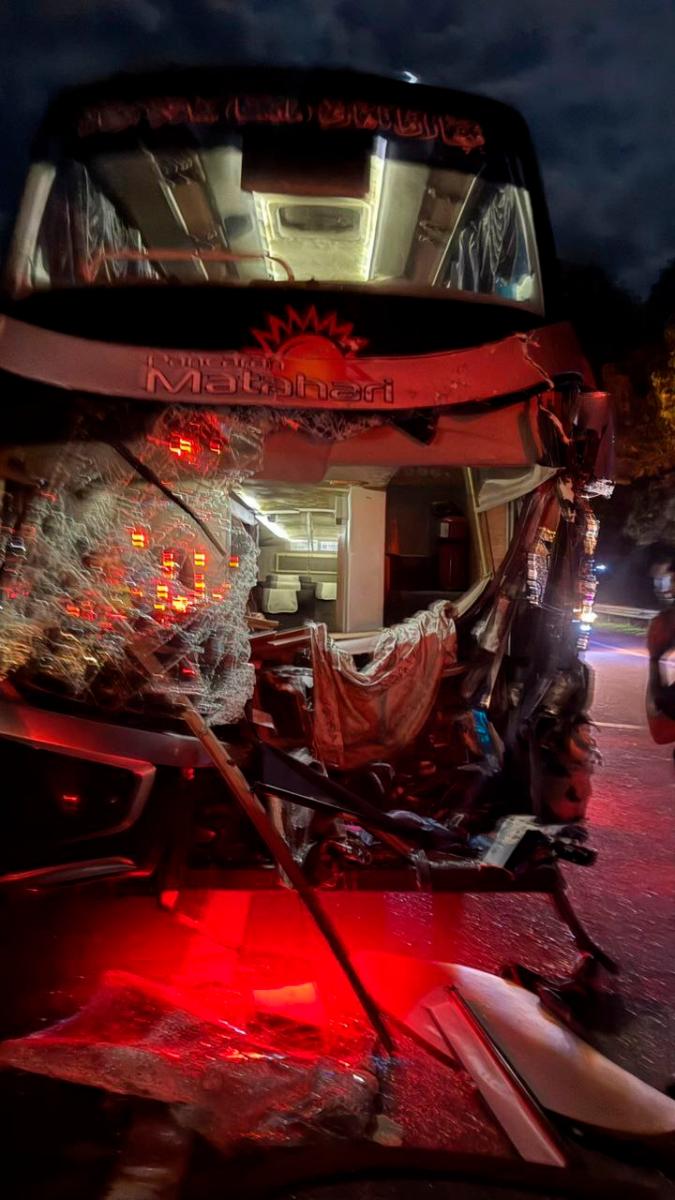 Double-decker bus crashes into tow truck near Tapah, passengers unharmed Double-decker bus crashes into tow truck near Tapah, passengers unharmed