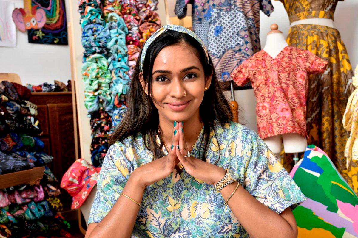 Dr Nisha’s batik scrubs brighten up hospital wards Dr Nisha’s batik scrubs brighten up hospital wards