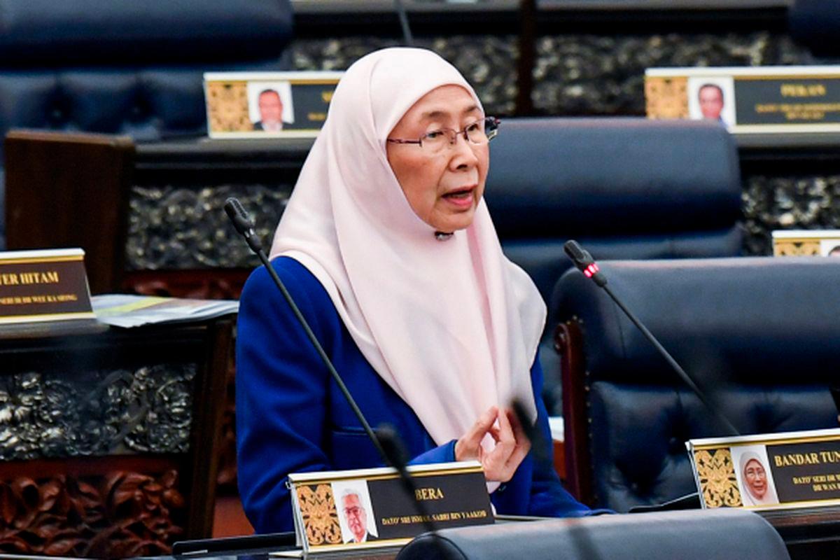 Dr Wan Azizah aids Desa Tun Razak PPR fire victims in Kuala Lumpur Dr Wan Azizah aids Desa Tun Razak PPR fire victims in Kuala Lumpur