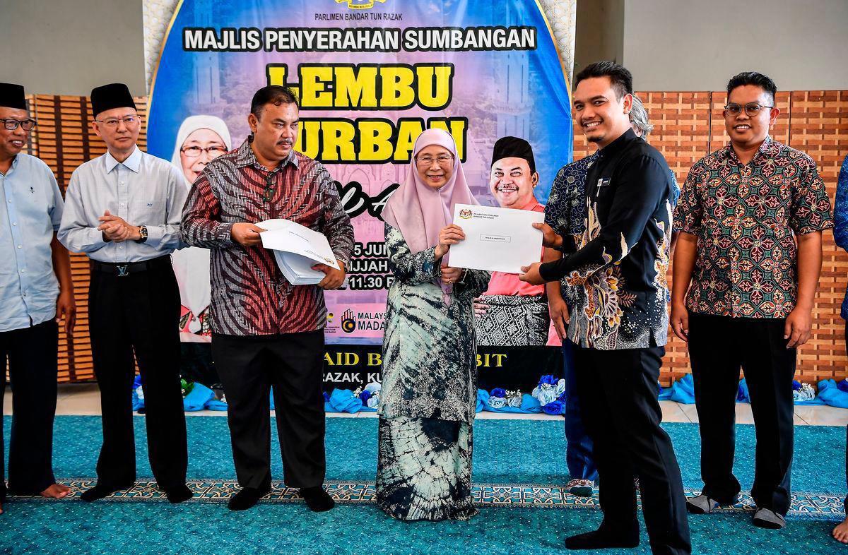Dr Wan Azizah hands over 65 cows for Aidiladha sacrifice in Bandar Tun Razak Dr Wan Azizah hands over 65 cows for Aidiladha sacrifice in Bandar Tun Razak