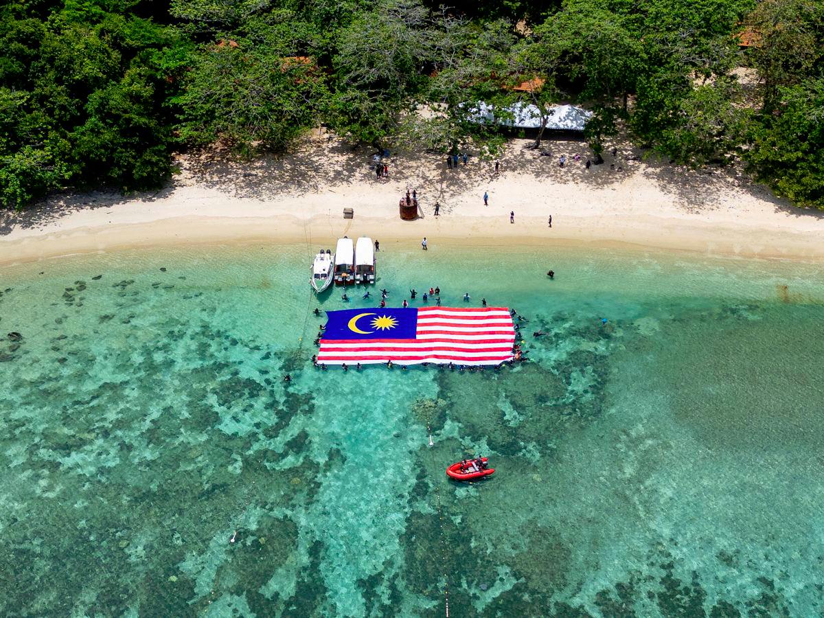 East coast students kayak 22km flying Jalur Gemilang for Merdeka East coast students kayak 22km flying Jalur Gemilang for Merdeka