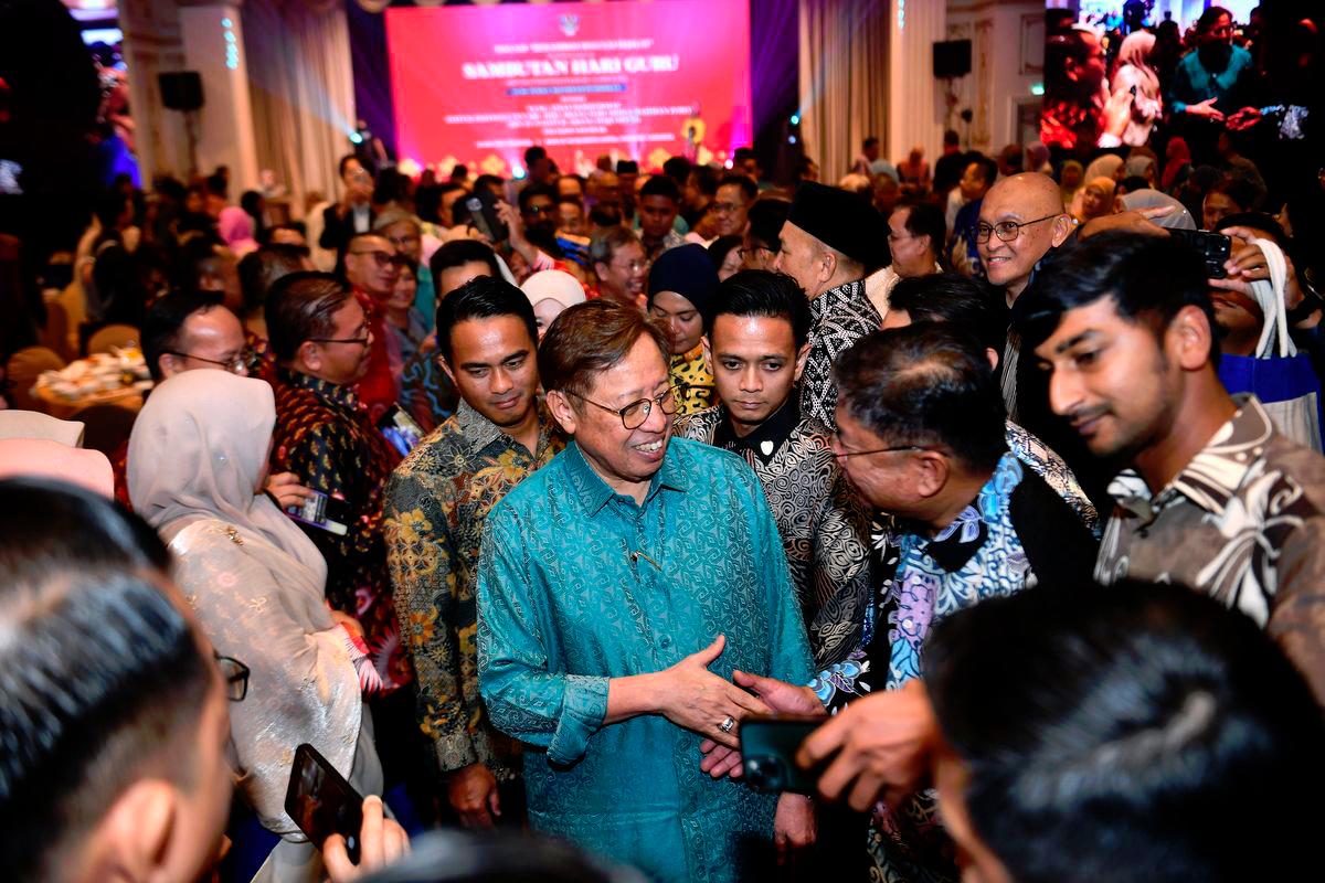 Education must evolve to meet global challenges - Abang Johari Education must evolve to meet global challenges - Abang Johari