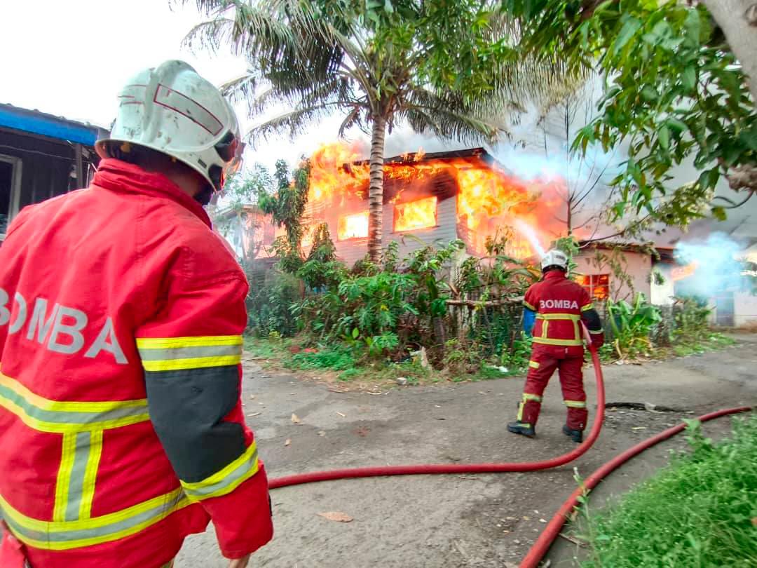 Eight houses destroyed in fire at Kampung Petagas, Putatan