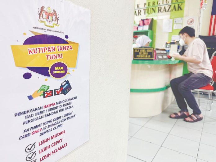 Elderly folk facing challenges in cashless transactions shift Elderly folk facing challenges in cashless transactions shift