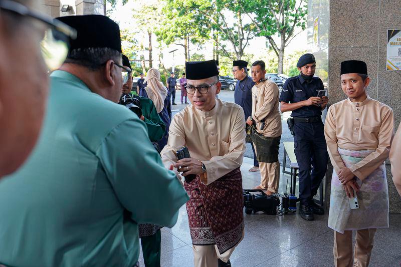 Embrace spirit of Aidilfitri, avoid disputes in society - Fahmi Embrace spirit of Aidilfitri, avoid disputes in society - Fahmi