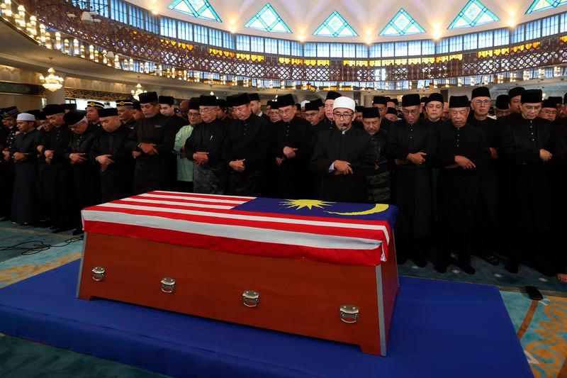 Ex-PM Tun Abdullah laid to rest with full state funeral honours at Heroes’ Mausoleum Ex-PM Tun Abdullah laid to rest with full state funeral honours at Heroes’ Mausoleum