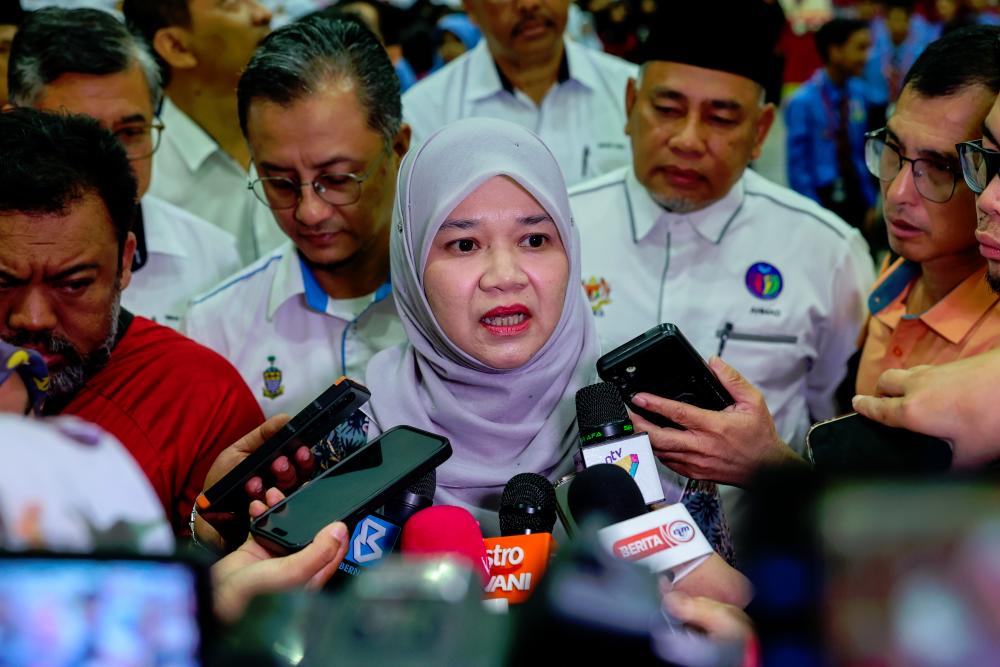 Fadhlina urges use of current pin-style Jalur Gemilang badges amid parents’ safety concerns Fadhlina urges use of current pin-style Jalur Gemilang badges amid parents’ safety concerns