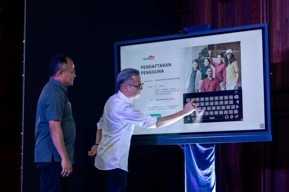 Fahmi Fadzil launches Online Safety Roadshow in UMK Fahmi Fadzil launches Online Safety Roadshow in UMK
