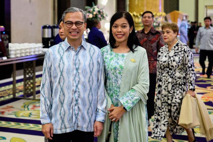 Fahmi congratulates sign language interpreter Tan Lee Bee