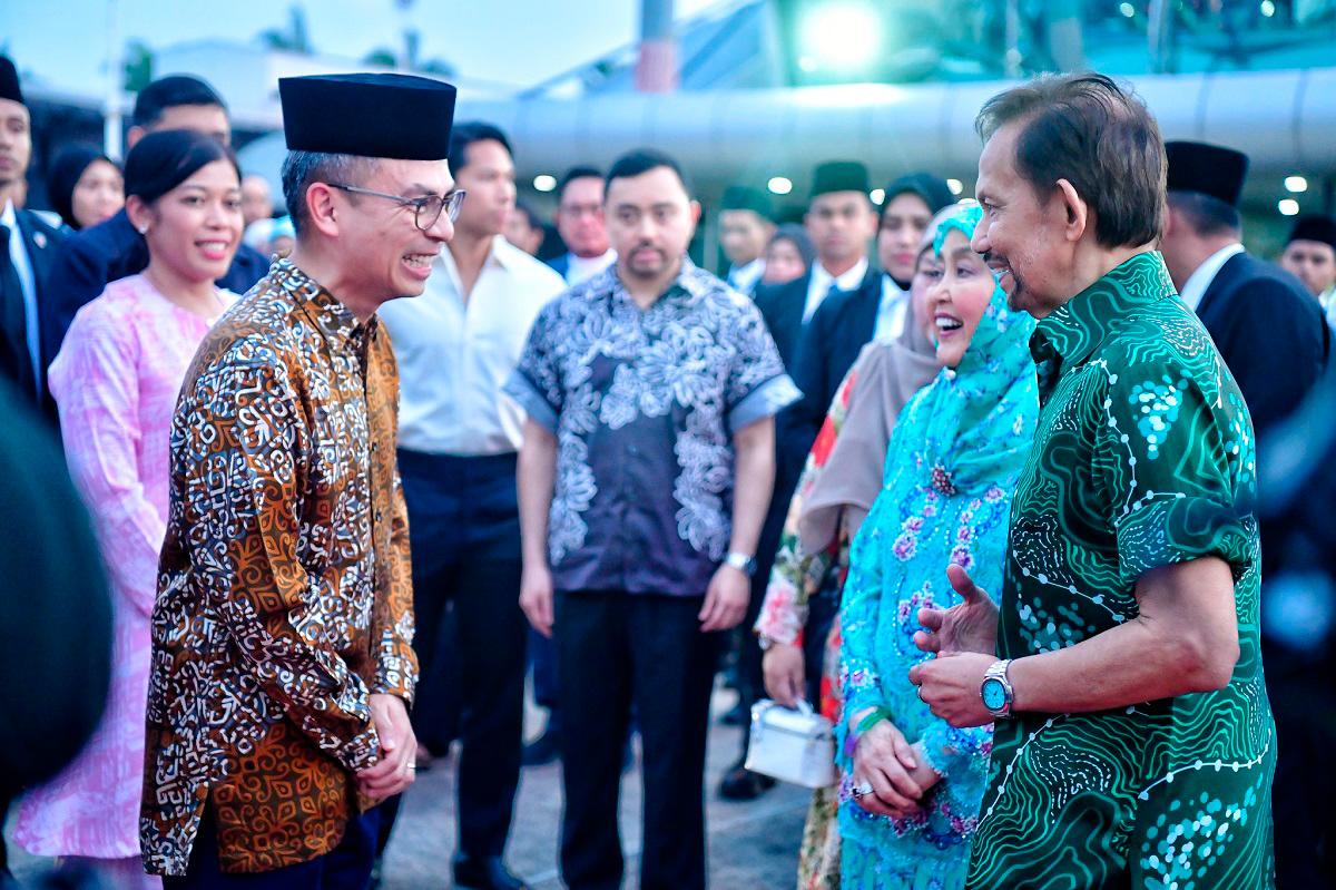 Fahmi sees off Brunei Sultan at Subang Airport Fahmi sees off Brunei Sultan at Subang Airport