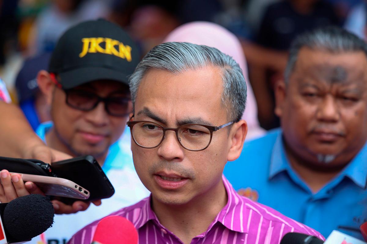 Fahmi tanggung kos pindah keluarga mangsa kebakaran di Pantai Dalam Fahmi tanggung kos pindah keluarga mangsa kebakaran di Pantai Dalam