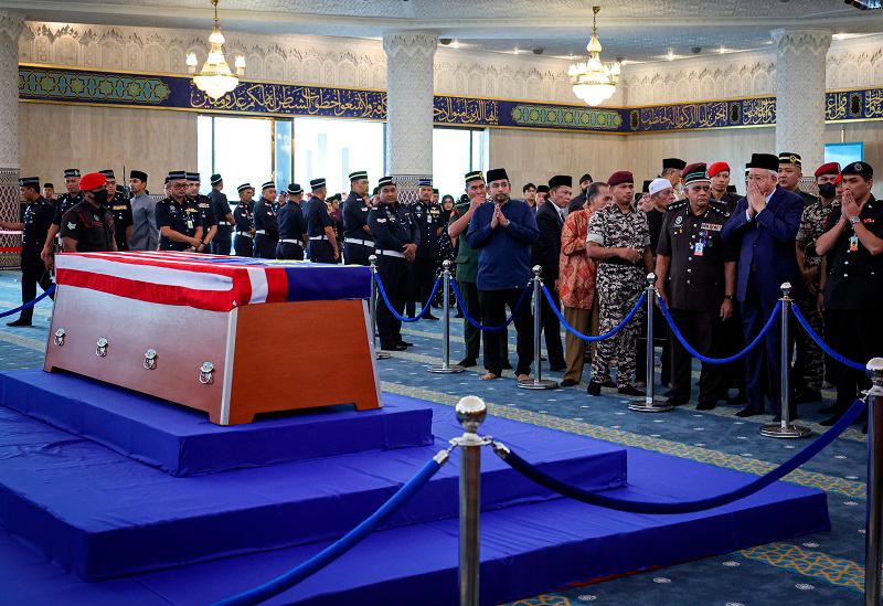 Family members, politicians , public pay last respects to Pak Lah Family members, politicians , public pay last respects to Pak Lah