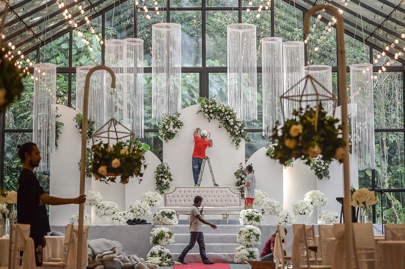 Finances cast clouds over weddings