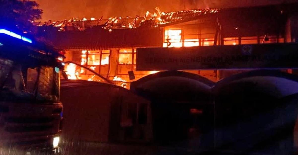 Fire destroys administrative building at SM Sains Alam Shah in Cheras Fire destroys administrative building at SM Sains Alam Shah in Cheras