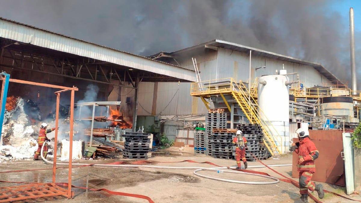 Fire destroys cotton factory in Rawang, no injuries reported