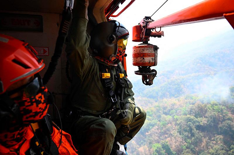 Fire fighting helicopter tackles Thailand blazes