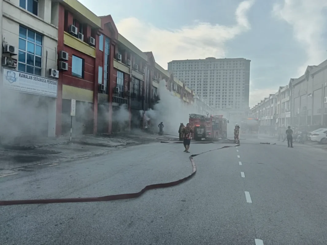 Fire_destroys_six_shoplot_units_housing_private_college_in_Butterworth Fire destroys six shoplot units housing private college in Butterworth