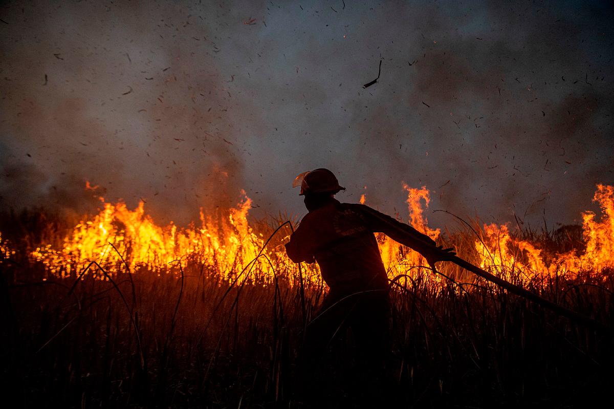 Firefighters in Turkey battle to contain wildfires for second day Firefighters in Turkey battle to contain wildfires for second day