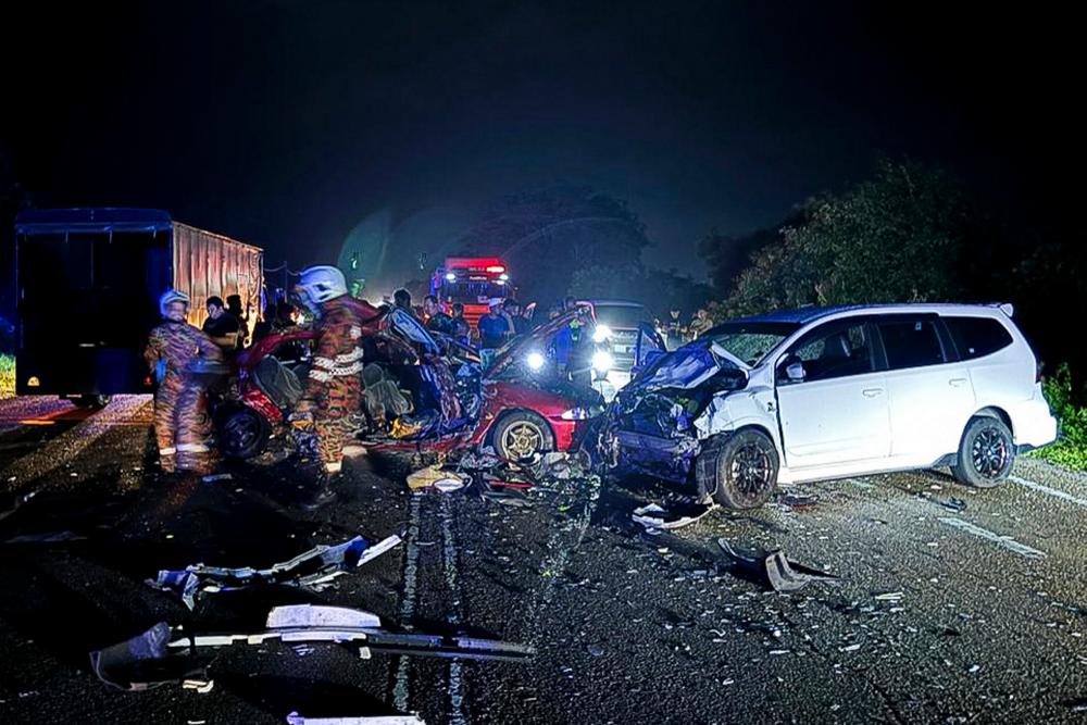 Five family members killed in Jalan Nenasi-Rompin crash buried in one grave Five family members killed in Jalan Nenasi-Rompin crash buried in one grave