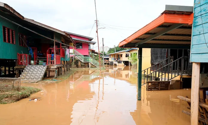 _Flood evacuees in Sabah and Sarawak exceed 1,700 as numbers rise Flood evacuees in Sabah and Sarawak exceed 1,700 as numbers rise