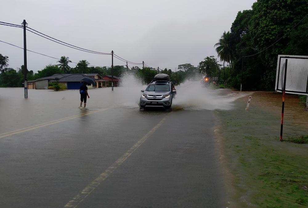 Floods: 1,190 victims seeking shelter at 10 relief centres in Sabah Floods: 1,190 victims seeking shelter at 10 relief centres in Sabah