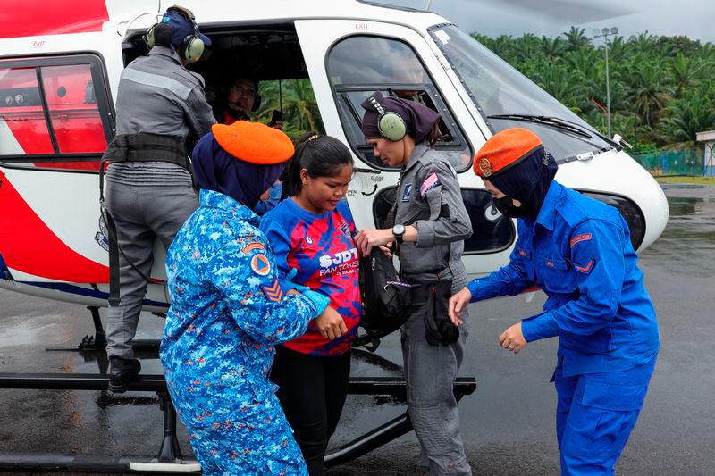 Floods: PDRM airlifts three heavily pregnant Orang Asli women to safety Floods: PDRM airlifts three heavily pregnant Orang Asli women to safety