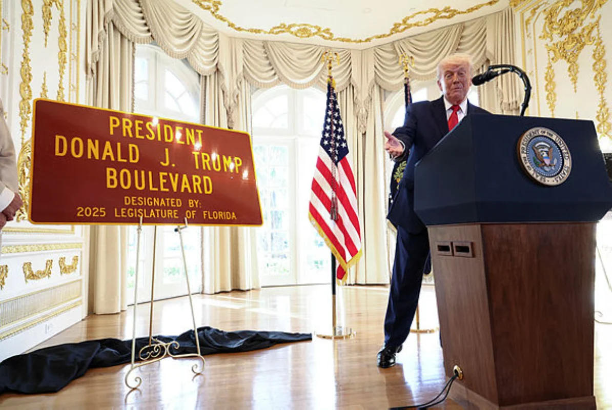 Florida_road_renamed_after_Trump_near_his_Mar-a-Lago_club Florida road renamed after Trump near his Mar-a-Lago club