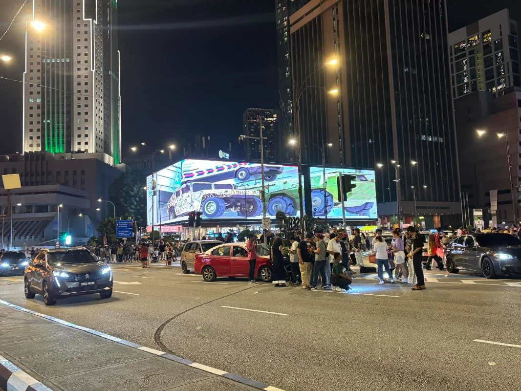 Foreign photographers block klcc lanes, locals frustrated Foreign photographers block klcc lanes, locals frustrated