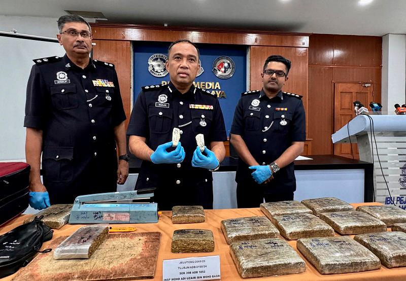 Four, including couple, arrested for suspected drug trafficking Four, including couple, arrested for suspected drug trafficking