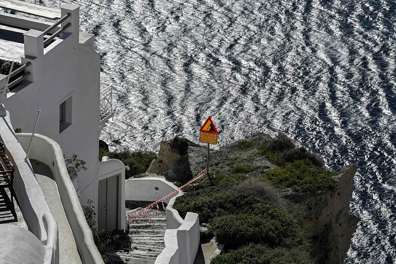 Fresh quake barrage hits Greek island Santorini Fresh quake barrage hits Greek island Santorini