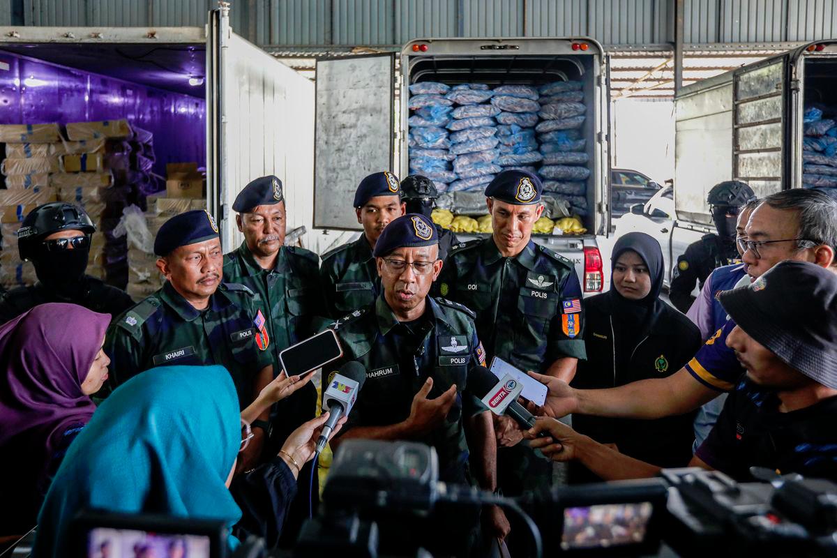 GOF seizes RM400,000 worth of smuggled Thai rice in Perak GOF seizes RM400,000 worth of smuggled Thai rice in Perak
