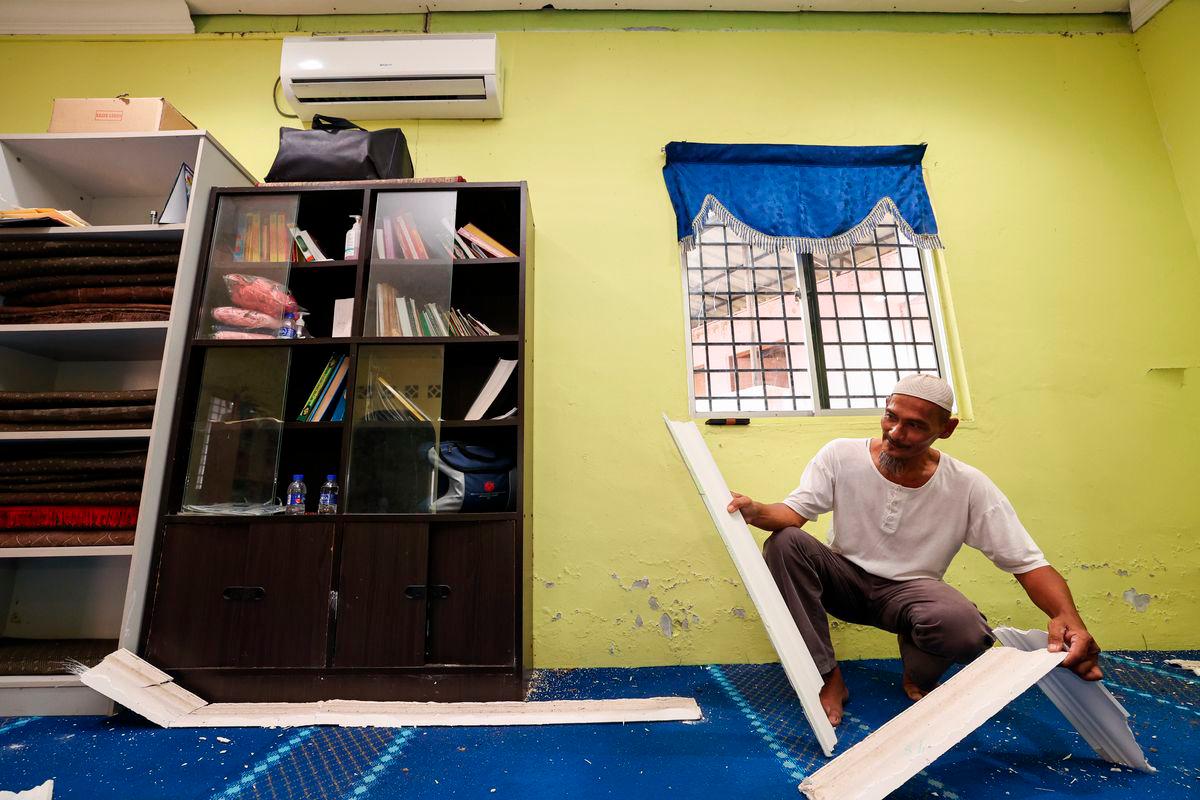 Gempa bumi gegar Segamat, skirting siling surau runtuh ketika solat