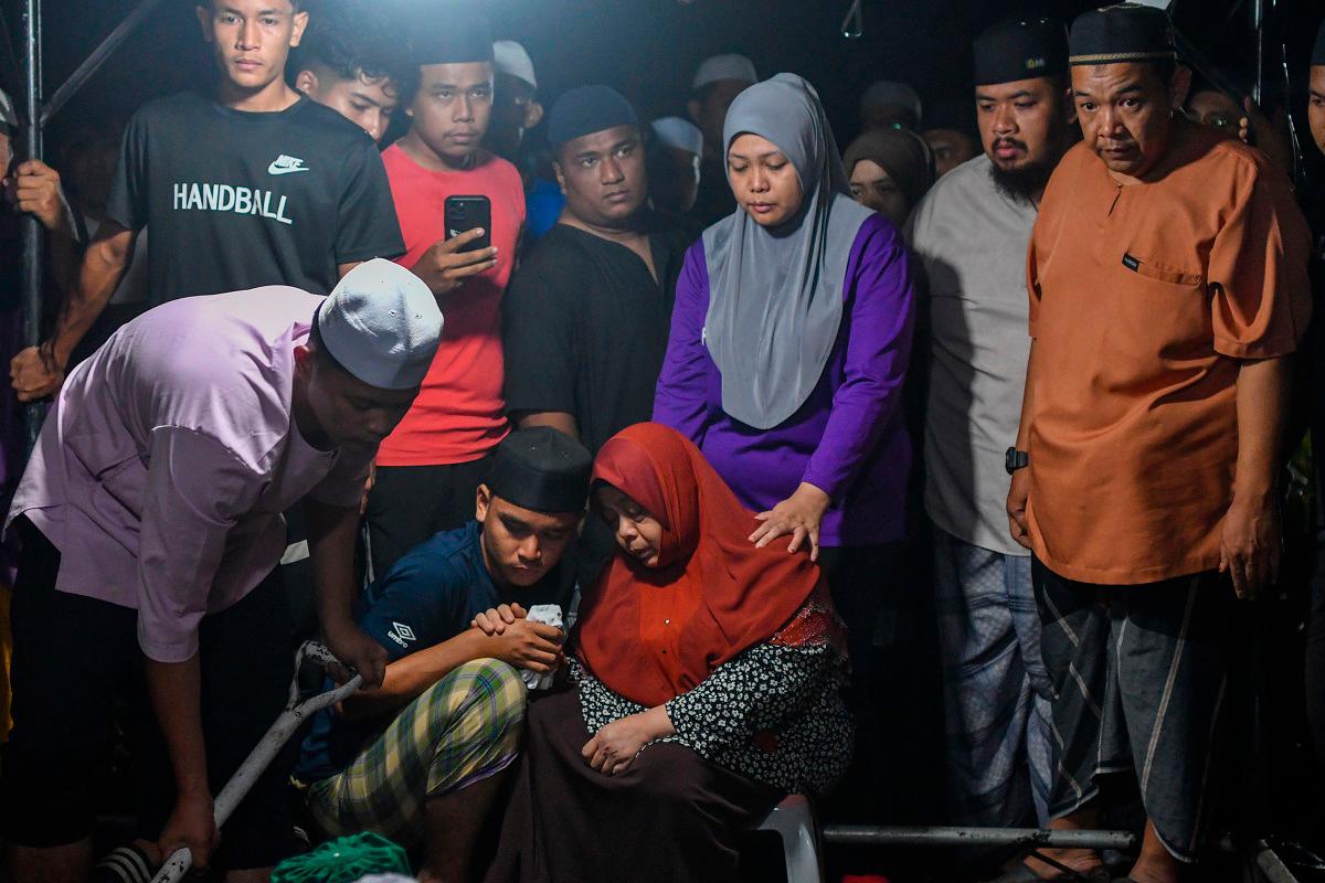 Gerik Crash: Remains of two UPSI students buried in hometowns Gerik Crash: Remains of two UPSI students buried in hometowns