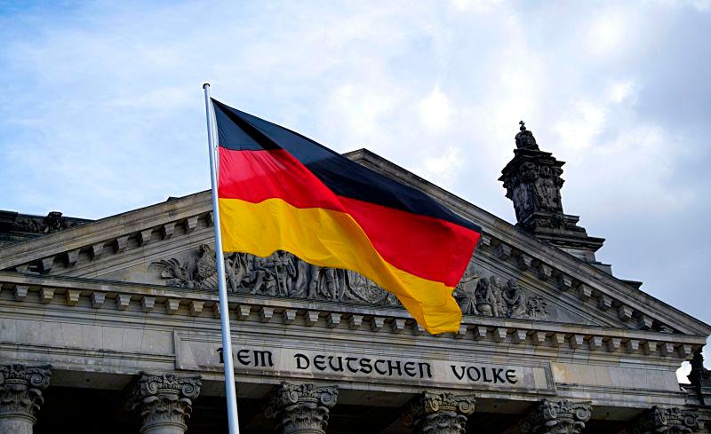 German police launch manhunt after 2 people shot dead