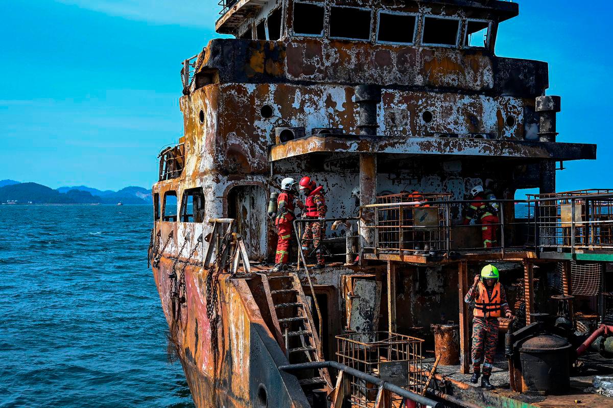 Ghost ship cleared of hazards after safety inspection in Terengganu Ghost ship cleared of hazards after safety inspection in Terengganu
