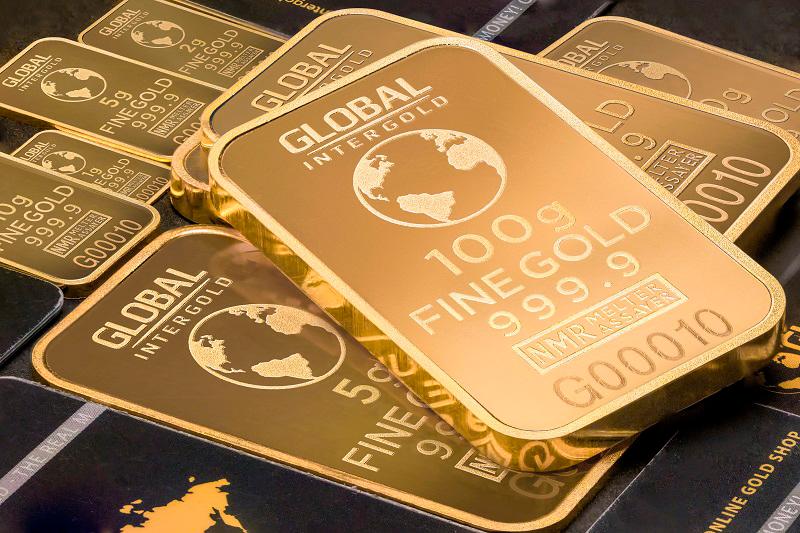 Gold hits record, dollar drops as tariff fears dampen sentiment