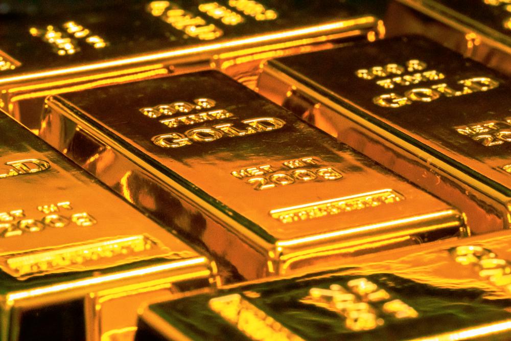 Gold hits record high amid economic concerns