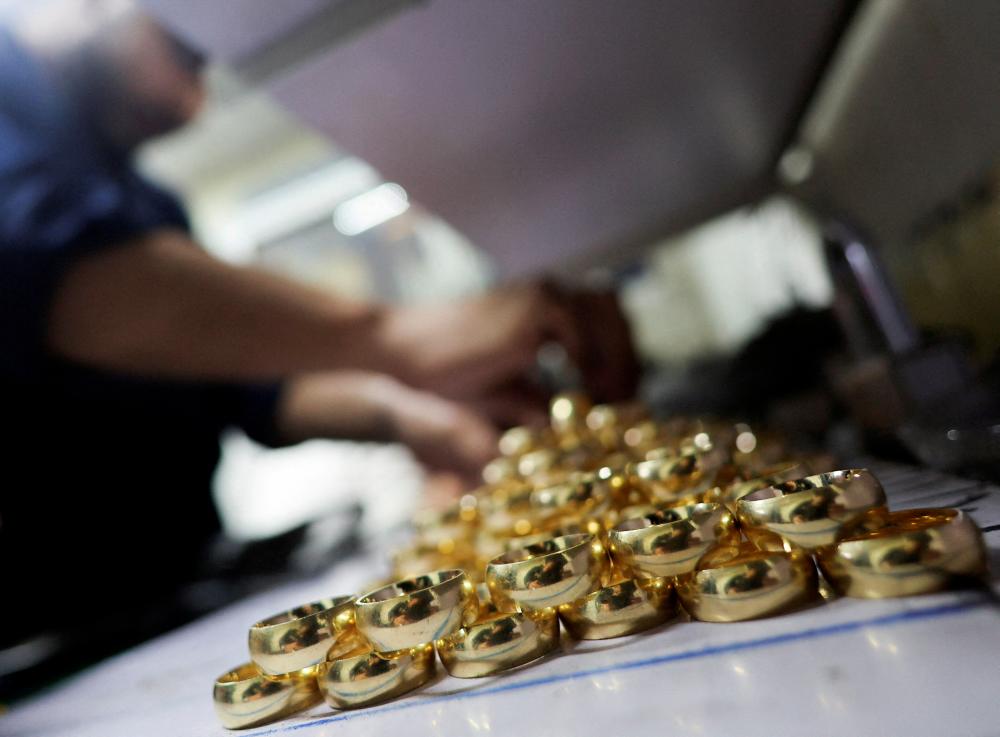 Gold's record rally pauses as investors cash in gains Gold's record rally pauses as investors cash in gains