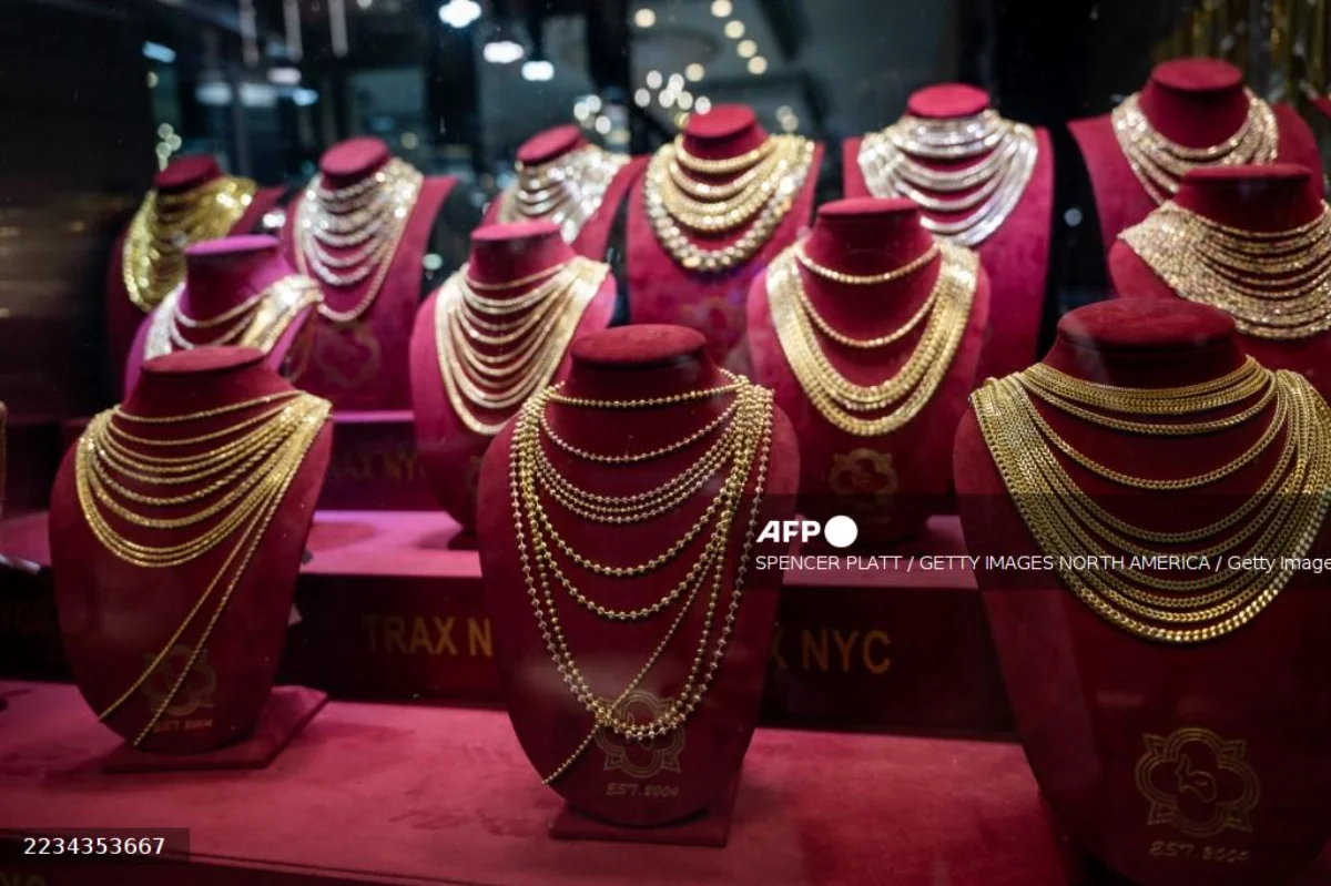 Gold_nears__5_000_as_Trump_s_Iran_warning_rattles_markets Gold nears $5,000 as Trump's Iran warning rattles markets