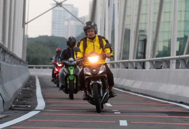 Government considering motorcycle lanes on future highways - Nanta