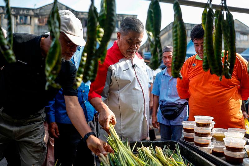 Govt assures sufficient supply of essentials for Aidilfitri - Mohamad Govt assures sufficient supply of essentials for Aidilfitri - Mohamad
