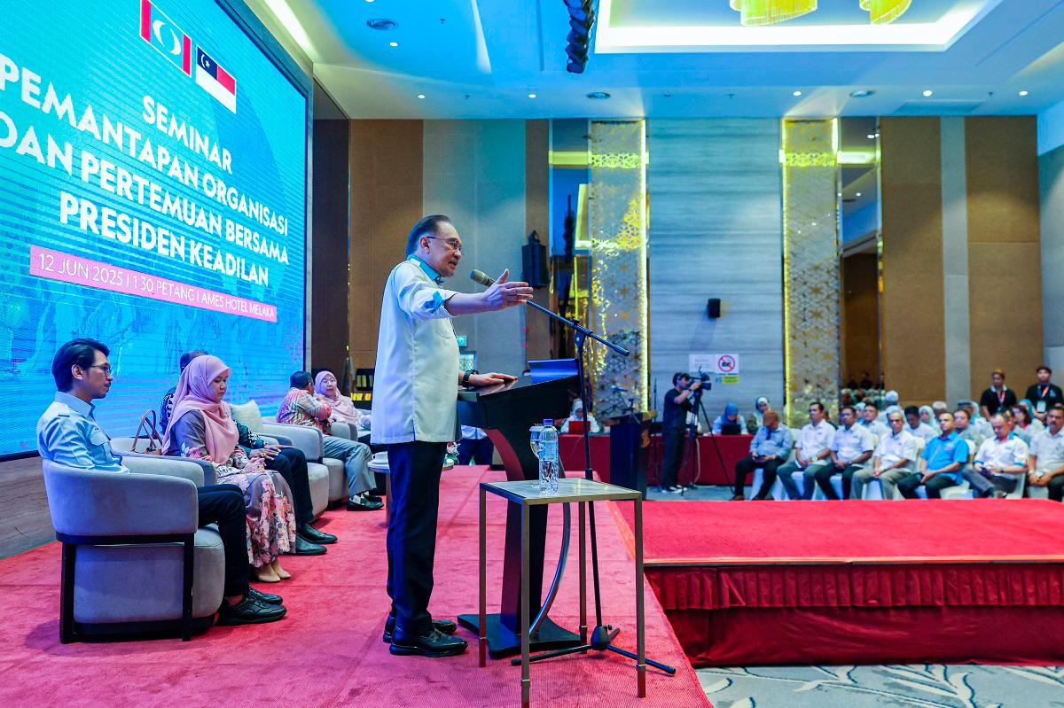 Govt bears almost half a million Ringgit in cost for Tun Mahathir's trip to Nikkei Conference Govt bears almost half a million Ringgit in cost for Tun Mahathir's trip to Nikkei Conference