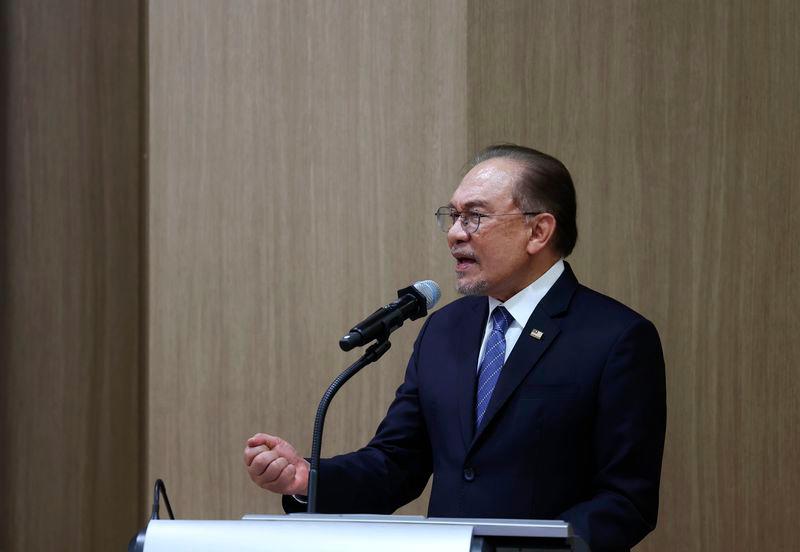 Gov't to consider all sectors' views to drive growth - PM Anwar Gov't to consider all sectors' views to drive growth - PM Anwar