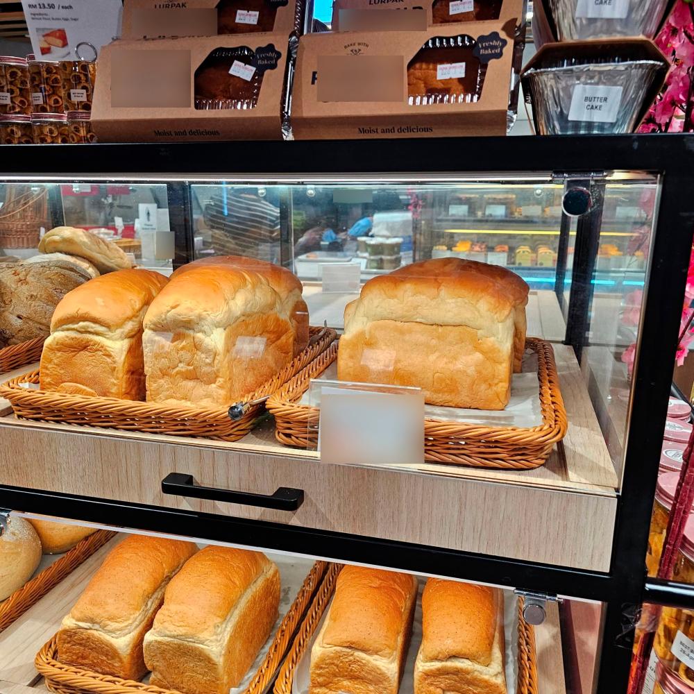 Grocery chain apologises for staff’s alleged nonchalance following cockroach on bread