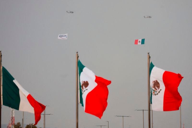 Gunmen block roads, burn vehicles across central Mexico Gunmen block roads, burn vehicles across central Mexico